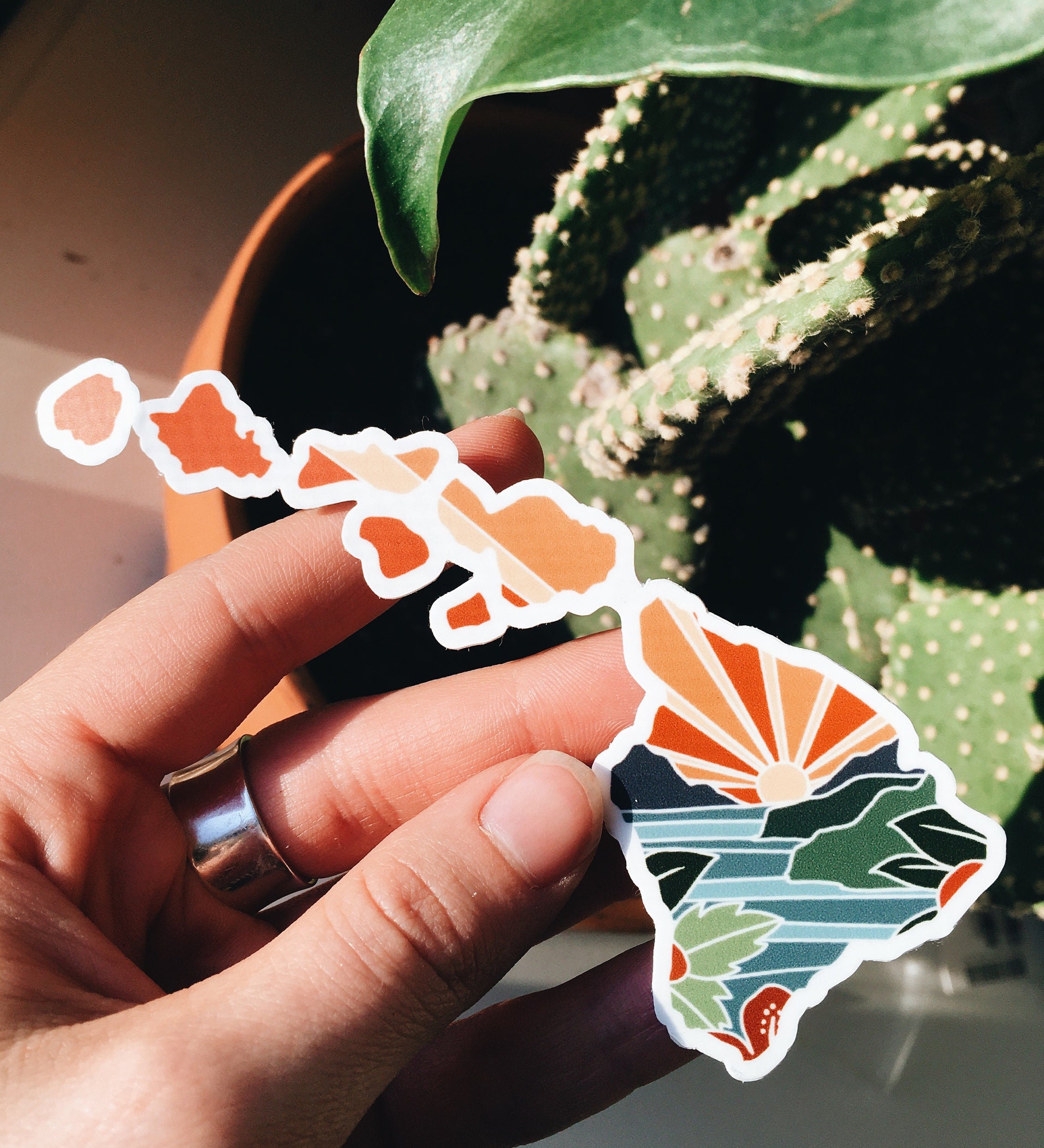 Hawaii Weatherproof Sticker | Durable Vinyl Decal | Hawaii Outline | Illustrated State Sticker | Outdoor Sticker | Bumper Sticker | 4"