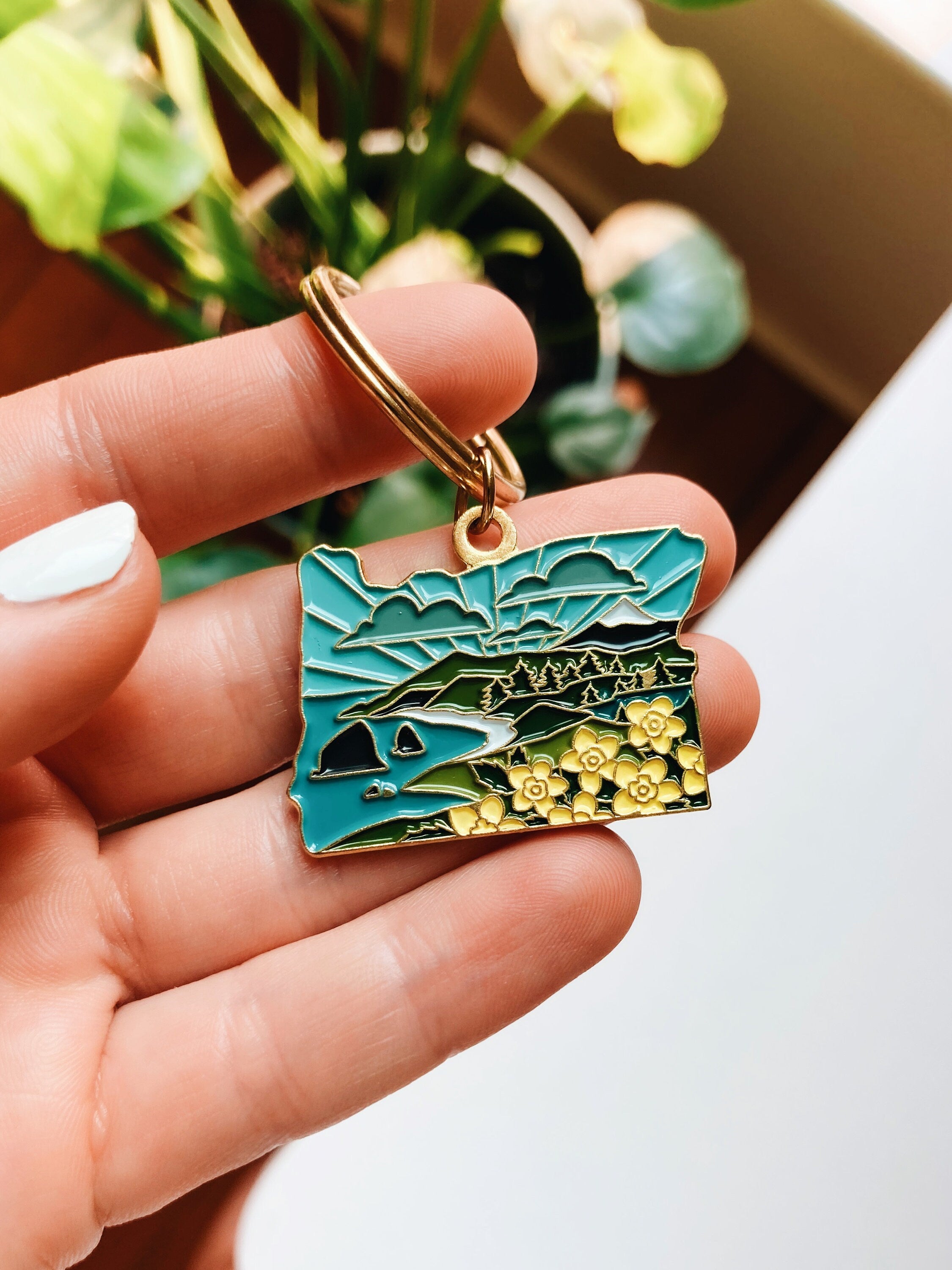 Oregon Gold Enamel Keychain | Oregon Outline Key Ring | Soft Enamel Illustrated State Keychain 1.5"