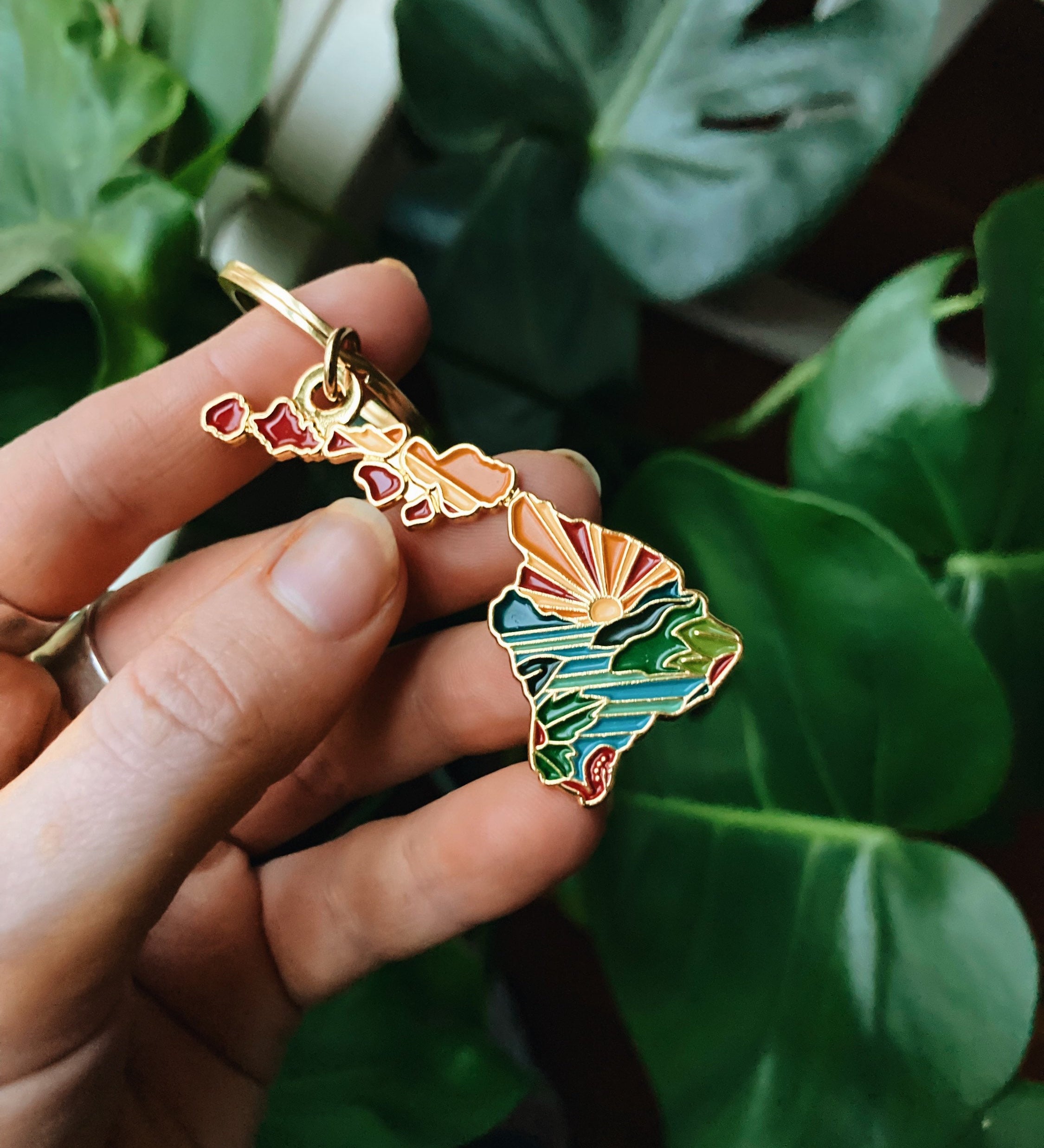 Hawaii Gold Enamel Keychain | Hawaii Outline Key Ring | Soft Enamel Illustrated State Keychain 1.75"