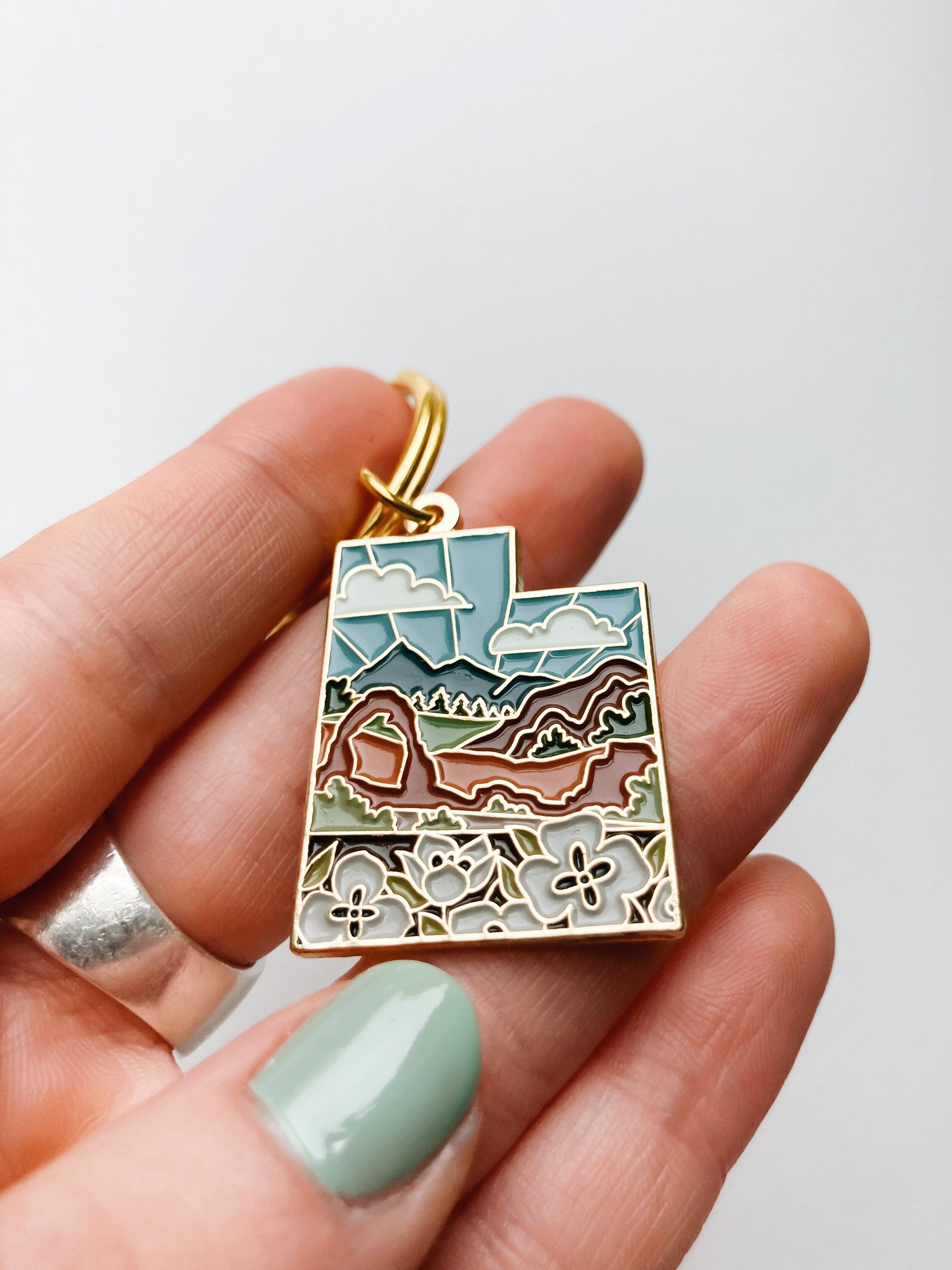 Utah Gold Enamel Keychain | Utah Outline Key Ring | Soft Enamel Illustrated State Keychain 1.5"