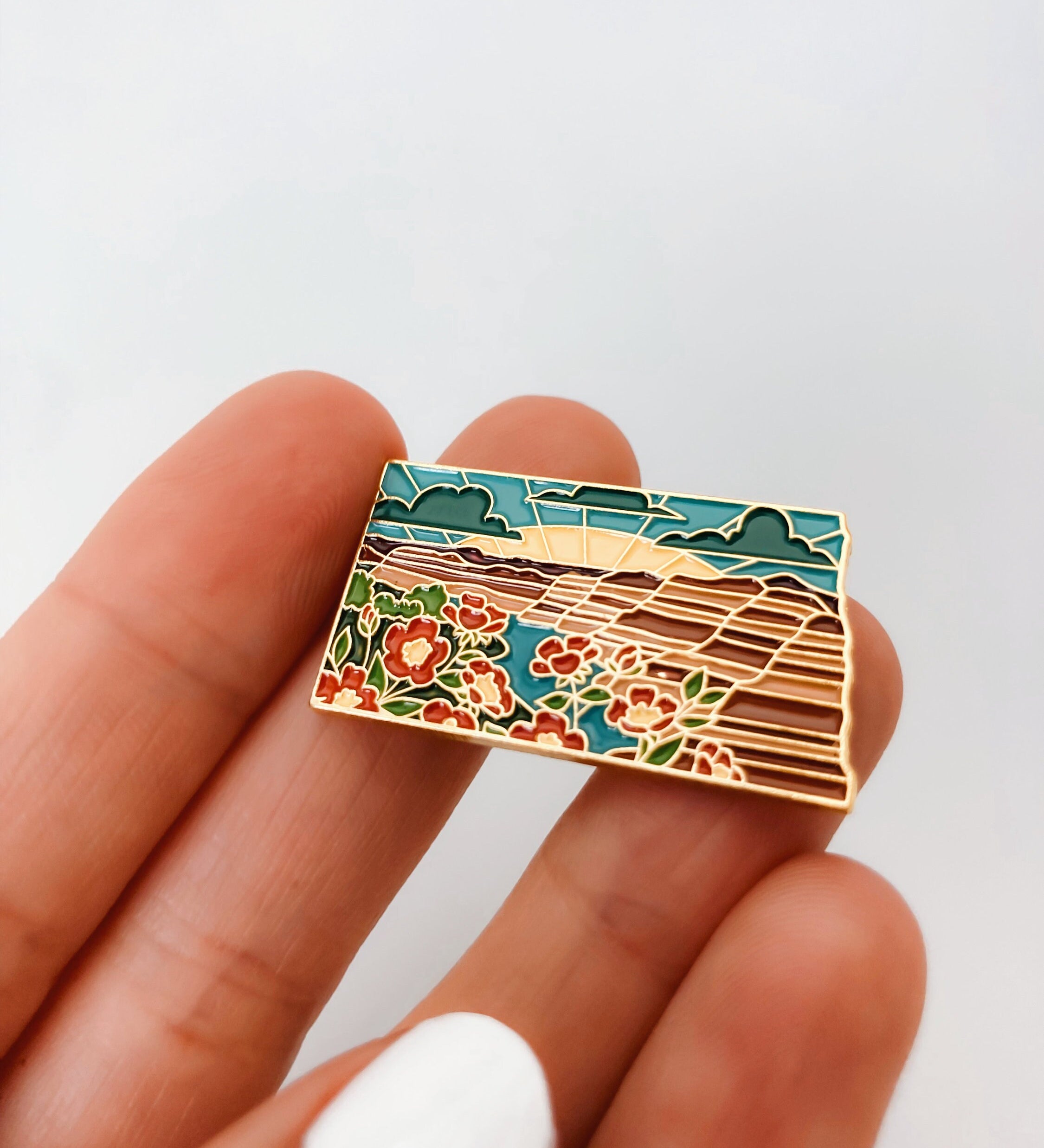 Gold North Dakota Enamel Pin | North Dakota Outline Pin | Illustrated State Pin | Butterfly Clasp | 1"