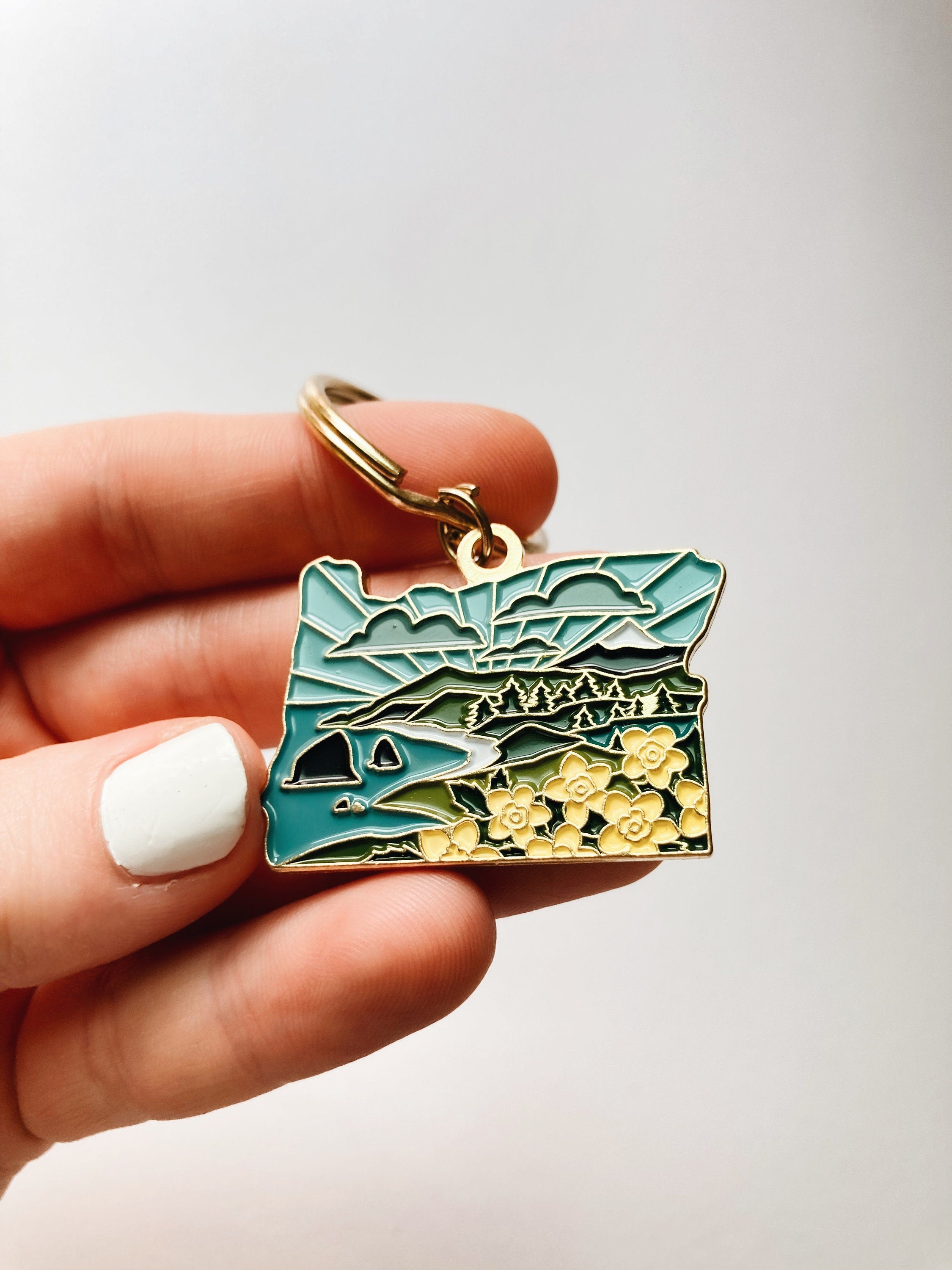 Oregon Gold Enamel Keychain | Oregon Outline Key Ring | Soft Enamel Illustrated State Keychain 1.5"