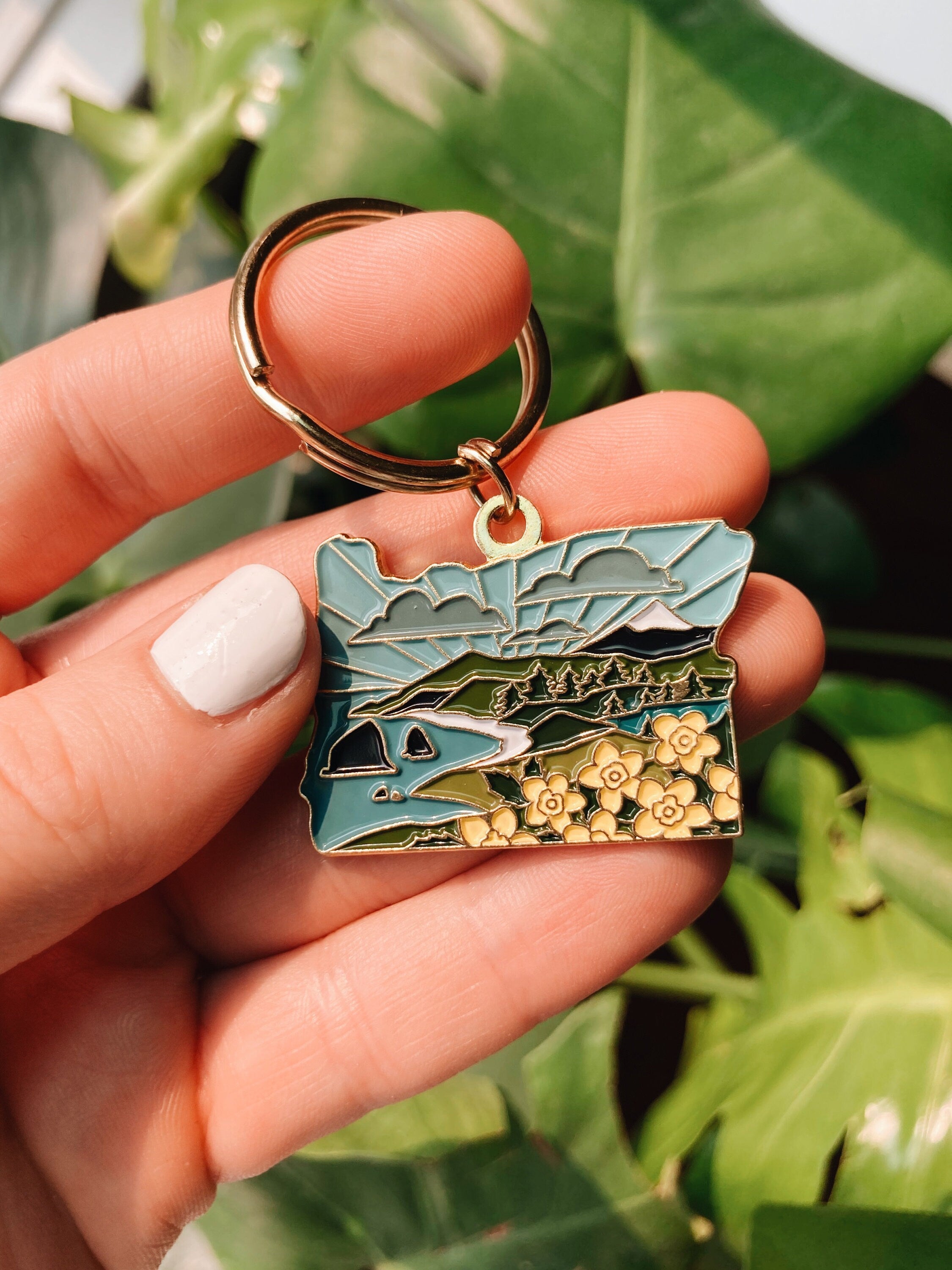 Oregon Gold Enamel Keychain | Oregon Outline Key Ring | Soft Enamel Illustrated State Keychain 1.5"