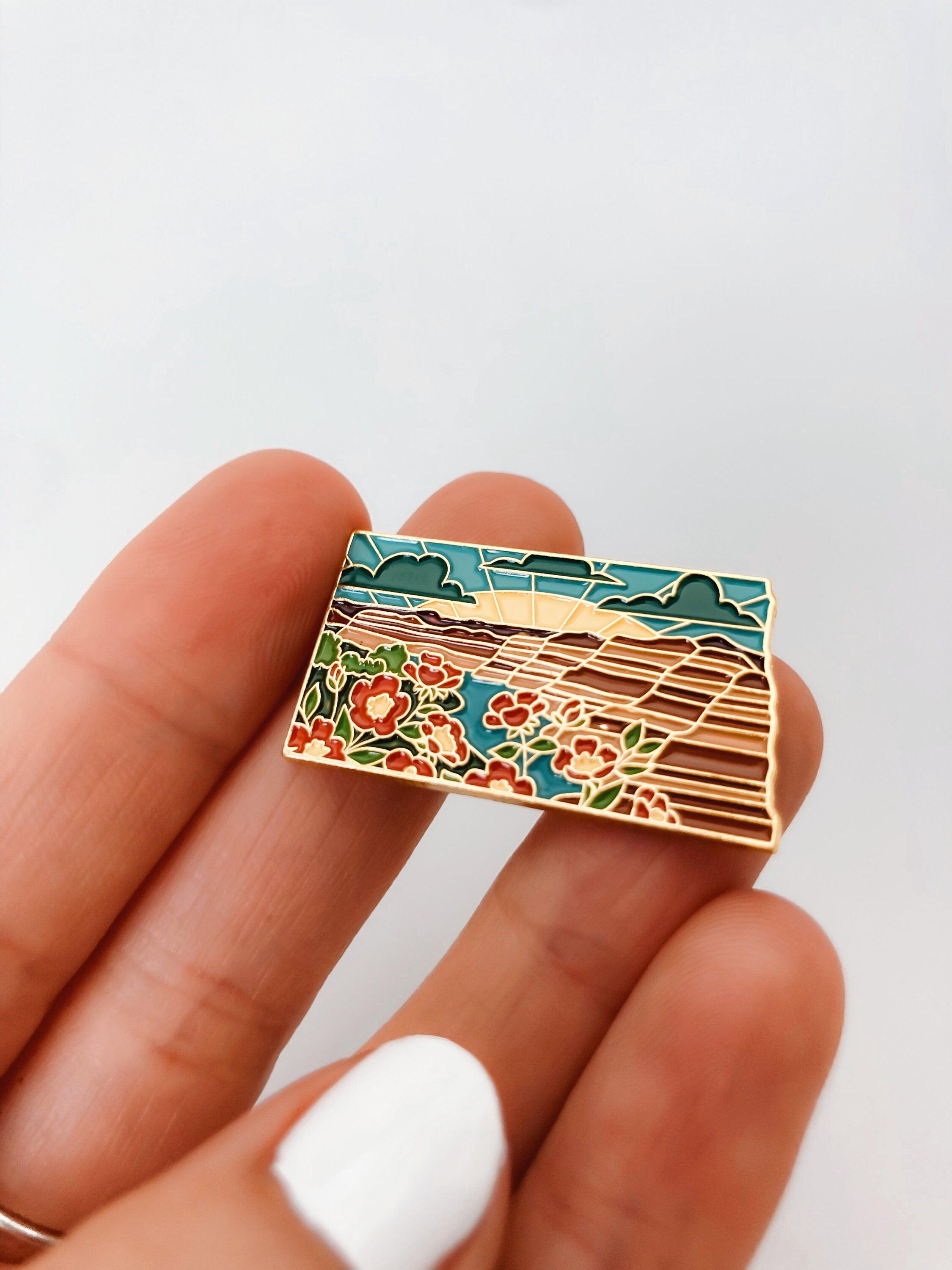 Gold North Dakota Enamel Pin | North Dakota Outline Pin | Illustrated State Pin | Butterfly Clasp | 1"