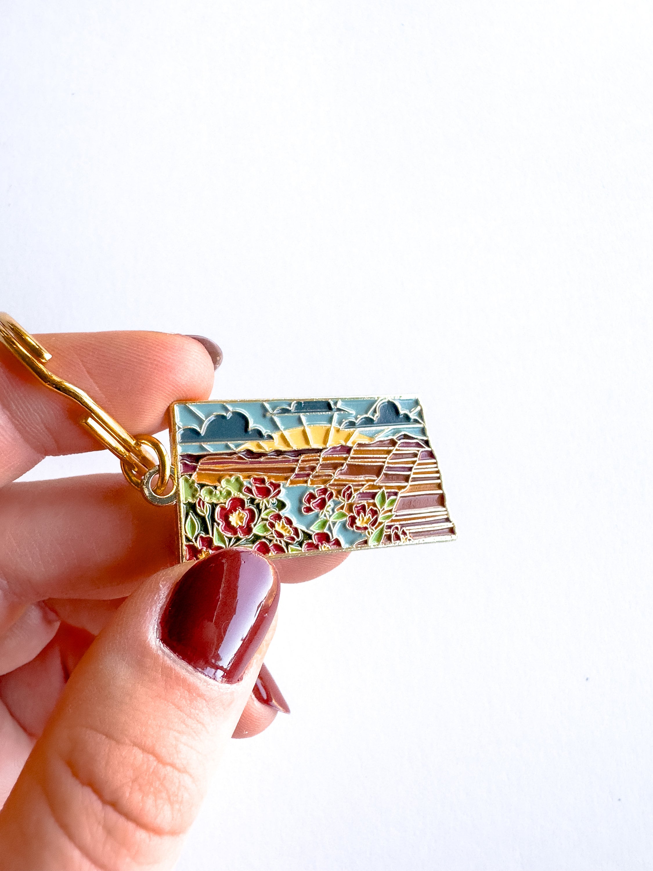 North Dakota Soft Enamel Keychain | North Dakota Outline Key Ring | Illustrated State Keychain 1.5"